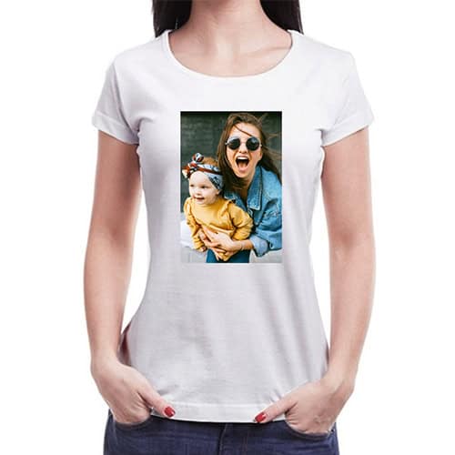 Fotografia de uma mulher sorridente usando camiseta personalizada com foto de mãe e filha na frente.