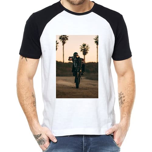Camiseta casual com design de ciclista em paisagem com palmeiras, estilo streetwear.
