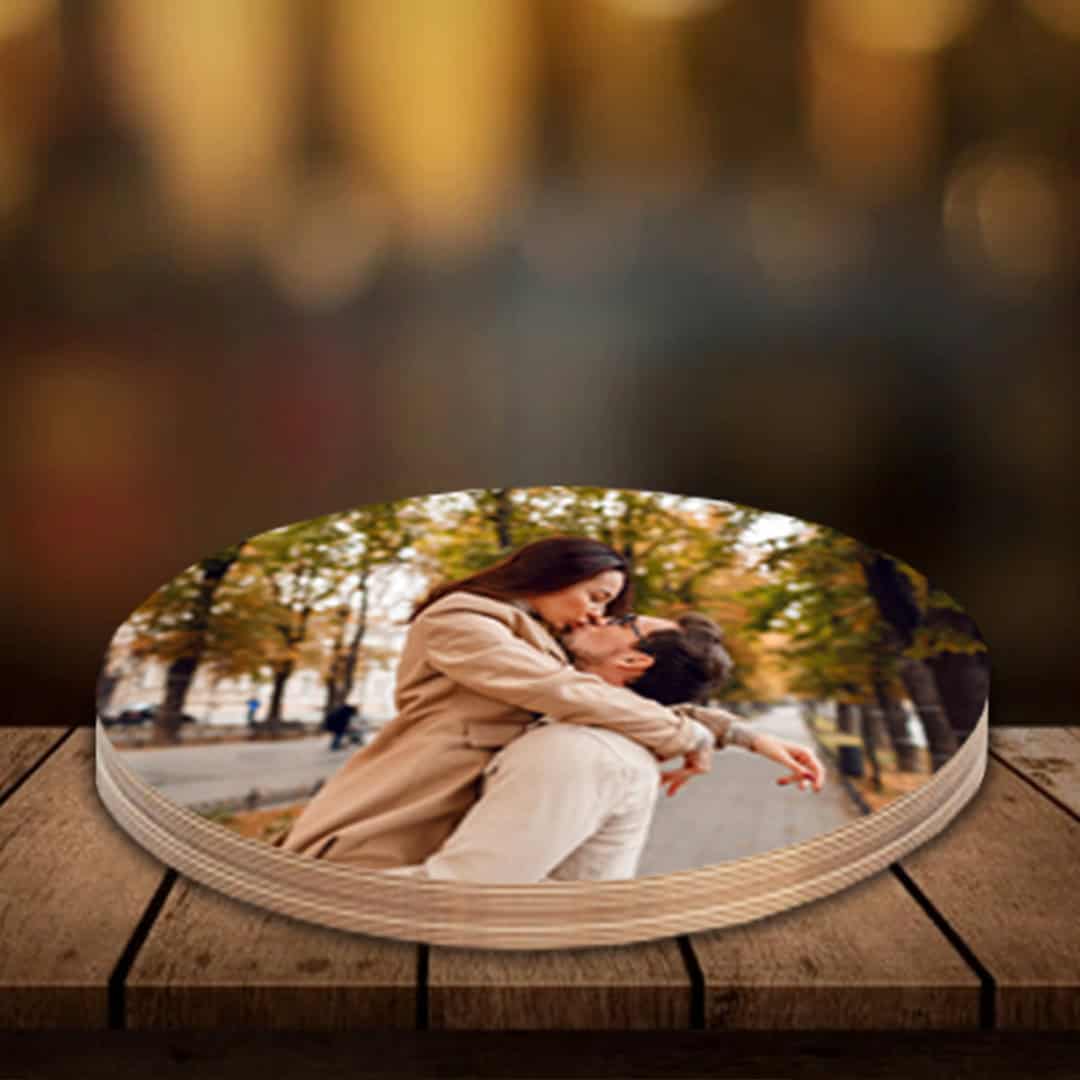 Retrato personalizado de casal apaixonado em círculo de vidro com foto de casal em parque de outono. Design único para presentes especiais.