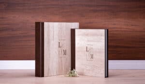 Conjunto de álbuns de casamento em madeira rústica, ideal para recordações especiais.