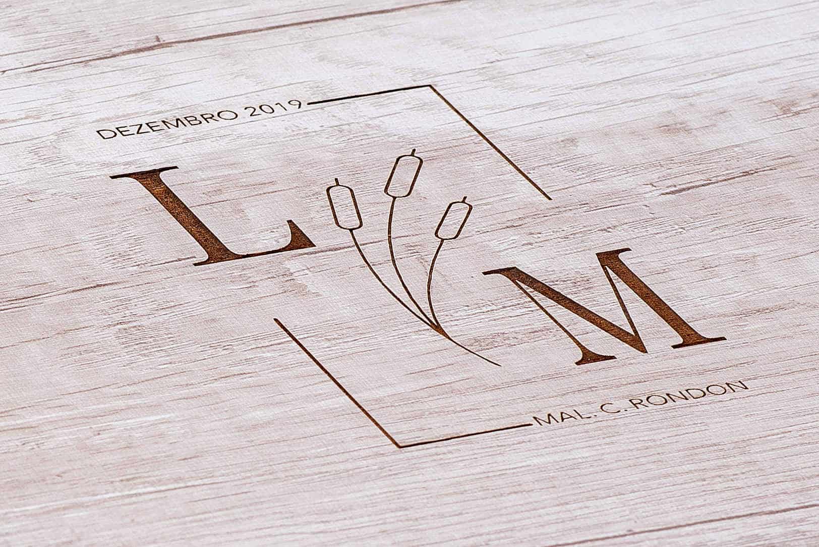 Lâmina de madeira com gravação personalizada, design elegante, ideal para comunicação visual de negócios de serralheria.